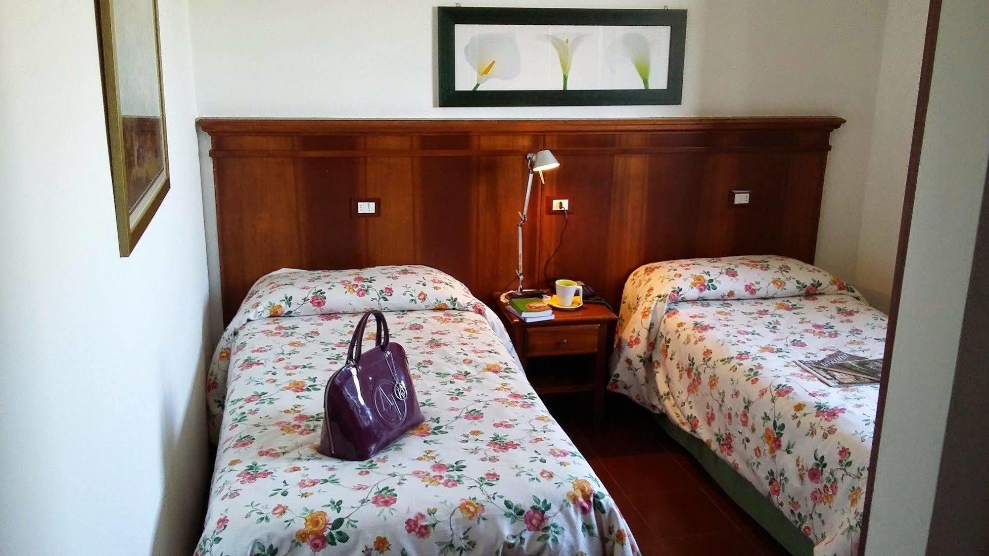 Hotel Porta Romana Di Luce Hotels Сієна Екстер'єр фото